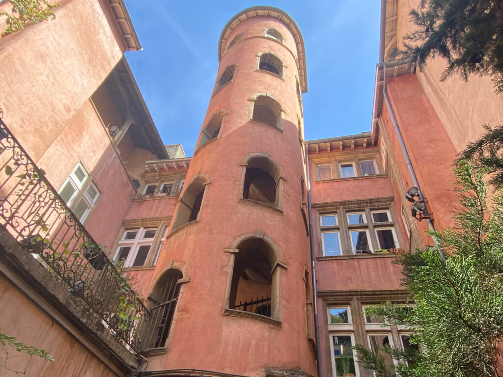 La Tour Rose de Lyon ou la Maison du Crible